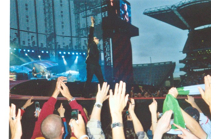 Bono salutes his home crowd